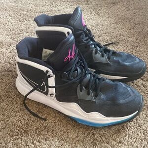 Men’s Kyrie Infinity shoes